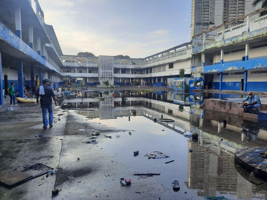 La Escuela República de Venezuela se convirtió en un basurero improvisado y guarida de orates.
