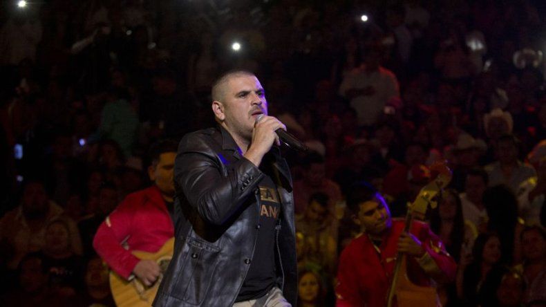 Cantante mexicano de letras crudas sobre el narco, acepta bajo protesta cancelar concierto