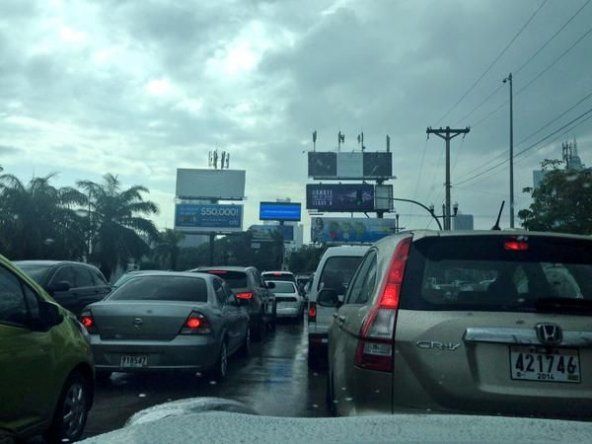 Lluvias causan tráfico pesado en varios puntos de la ciudad