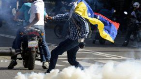 Oficialistas y opositores venezolanos se culpan de ataques incendiarios