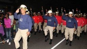 Tradicional desfile de antorchas en víspera de los 130 años de los Bomberos