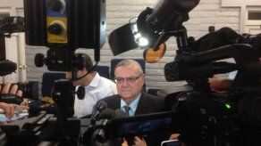 Critican a Arpaio por investigar nacionalidad de Obama