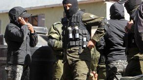 Policías bolivianos dialogan con sus jefes pero mantienen protesta