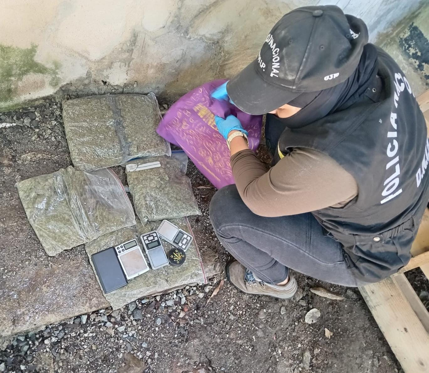 Bolsas de presunta droga encontrada por la Policía Nacional.