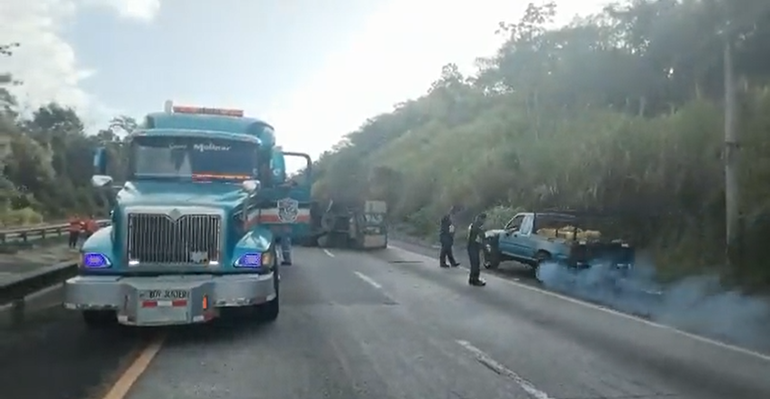 Camión se voltea en vía Centenario y provoca un gran tráfico