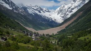 Suiza monitorea riesgo de inundaciones tras el derrumbe de un glaciar.