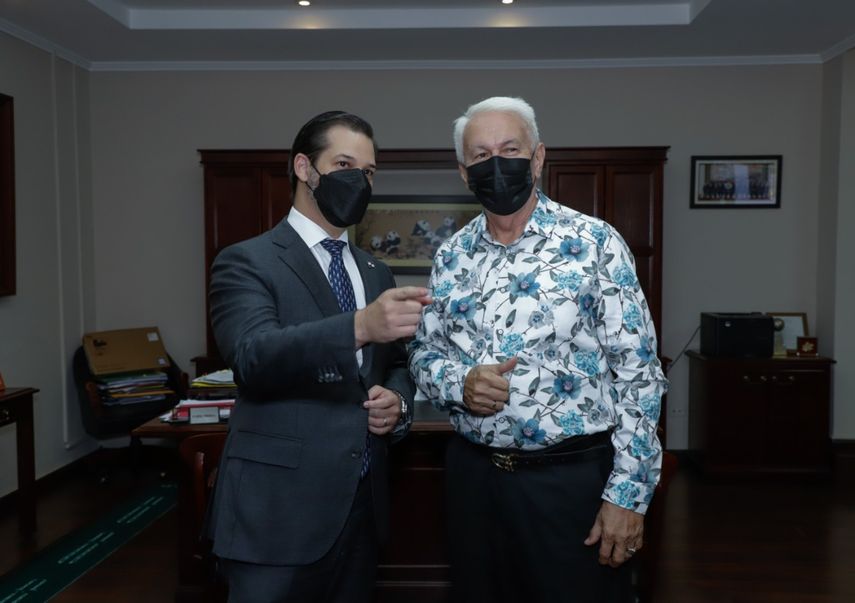 El nombre del Mechi Blanco es oficialmente una marca. Foto: Ulpiano Vergara junto al ministro de Comercio e Industria.