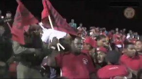 Fanáticos del Suntracs forcejan con policías