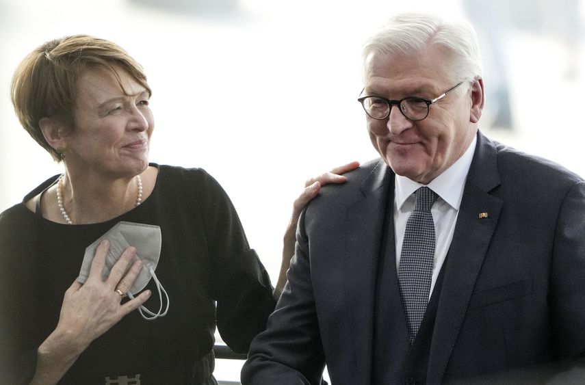 A la derecha Frank-Walter Steinmeier