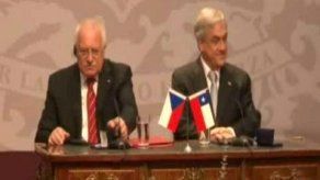 Checos envían miles de plumas a su presidente tras video