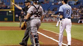 Umpire calma los ánimos en juego Rays-Tigres