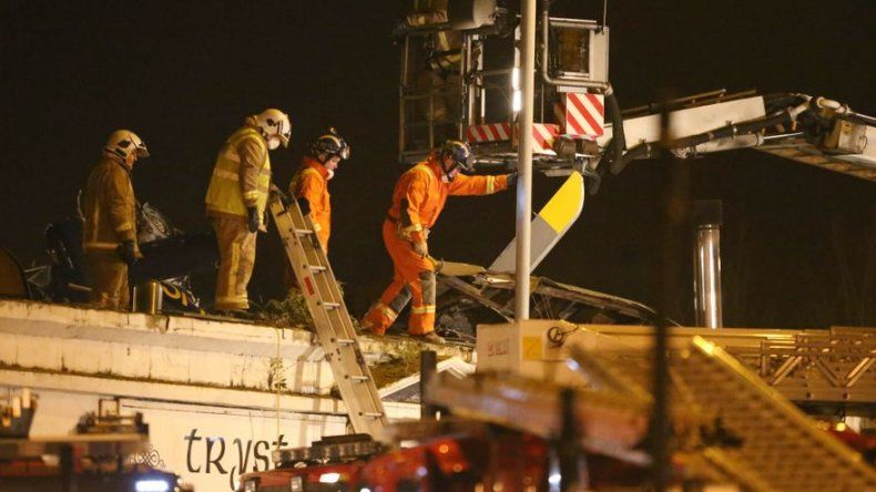 Escocia: 1 muerto al caer helicóptero en pub