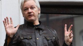 Presidente de Ecuador negocia salida de Assange de embajada