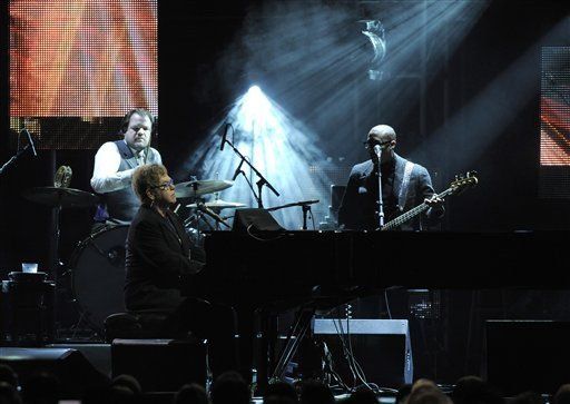 Elton John comparte escenario del Grammy