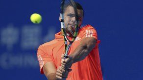 Tsonga remonta y vence en tres mangas a Robredo