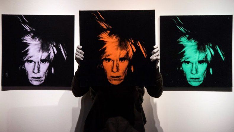 Los Seis autorretratos de Andy Warhol, vendidos por 25,32 millones de euros