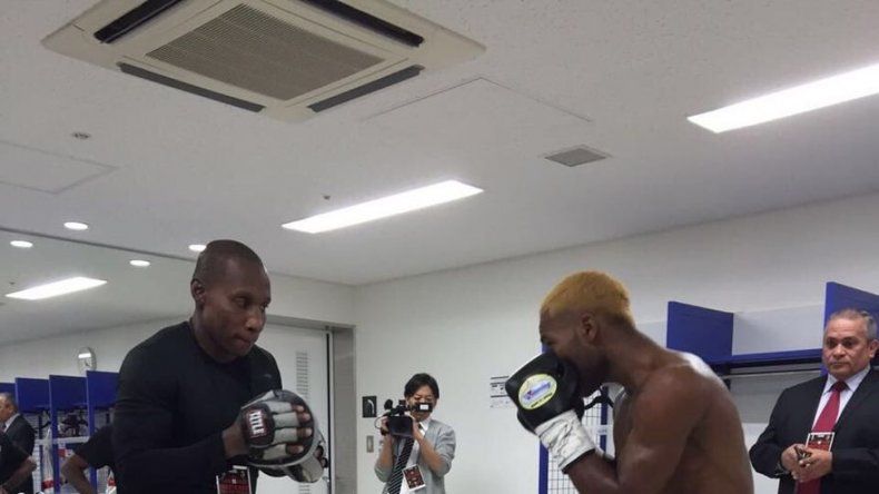 Jezreel Corrales firma con Golden Boy Promotion