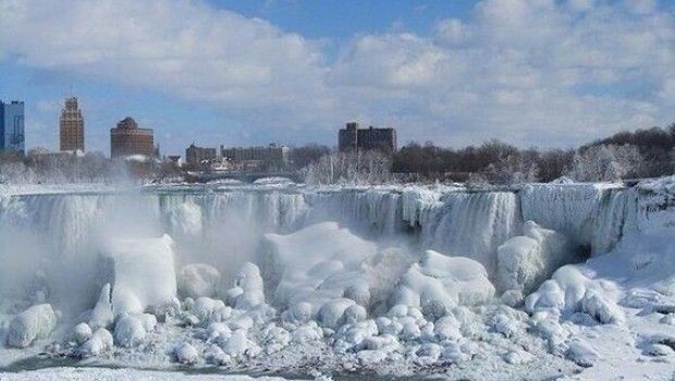 Frío ártico congela cataratas del Niágara