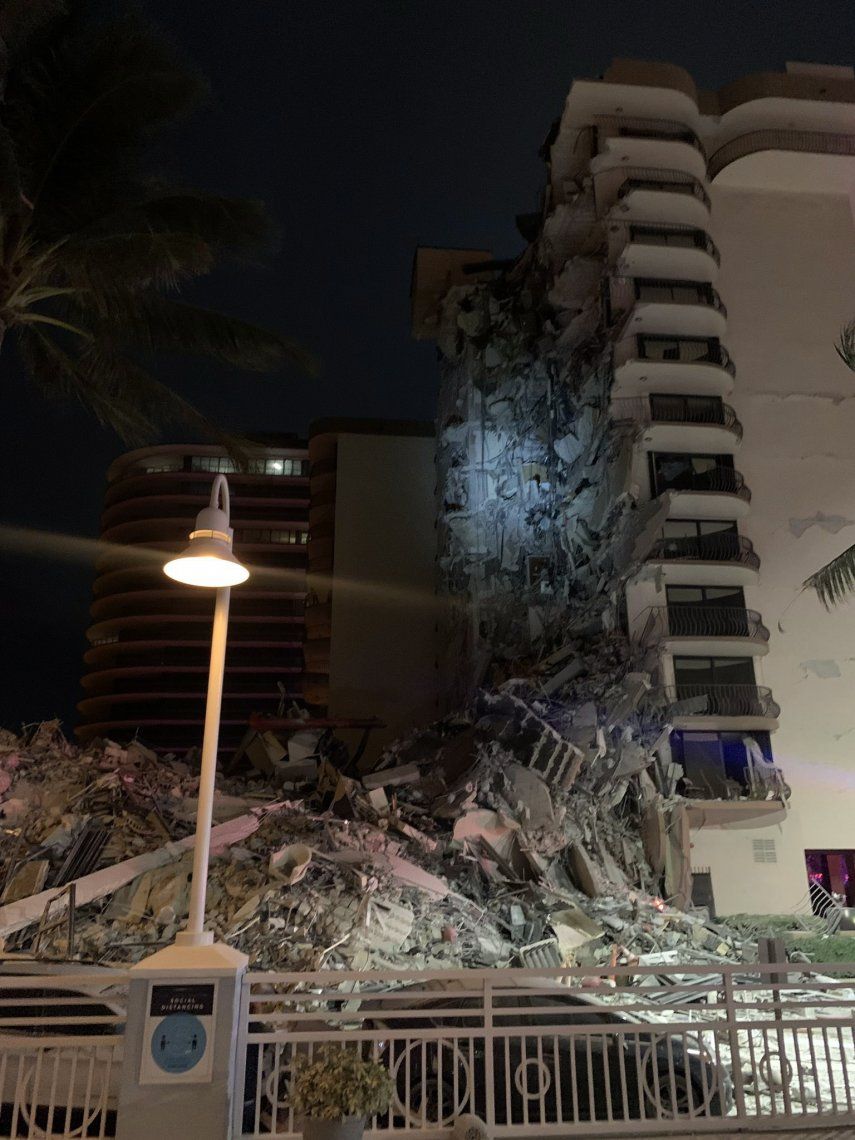 Surfside (United States), 24/06/2021.- A handout photo made available by the Miami Beach Police Department shows the scene of a partial building collapse in Surfside, Miami-Dade County, Florida, USA, early 24 June 2021. The Miami-Dade Fire Rescue (MDFR) said that over 80 MDFR units were working on the scene of the incident with the assistance of municipal fire departments near 88th Street and Collins Avenue in the Surfside neighborhood. (Incendio, Estados Unidos) EFE/EPA/MIAMI BEACH POLICE DEPARTMENT HANDOUT -- BEST QUALITY AVAILABLE -- HANDOUT EDITORIAL USE ONLY/NO SALES