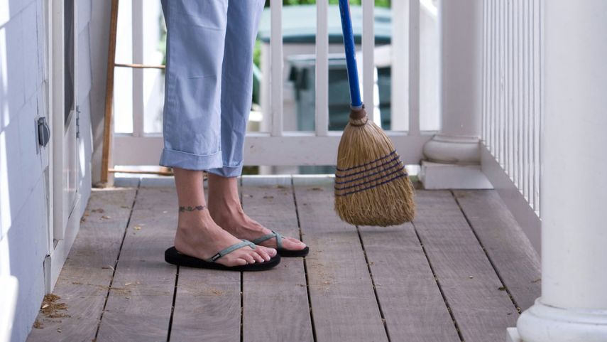 Limpiar a fondo para “sacar” la mala energía del año anterior. Limpiar a fondo para “sacar” la mala energía del año anterior.