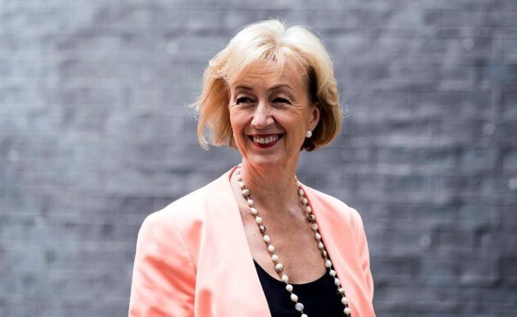May da a su antigua rival Andrea Leadsom la cartera de Medioambiente