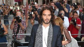 Russell Brand acude a clases de yoga para crear un vínculo con su futuro bebé