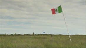 Bandera mexicana ondea en Escocia en protesta a Trump