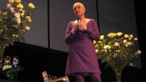 Sin su emblemática melena Romo habla de su lucha contra el cáncer