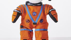 Peluche de Snoopy con traje de astronauta.