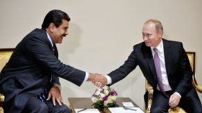 Maduro dice que mejorará cooperación militar con Rusia y que visitará a Putin