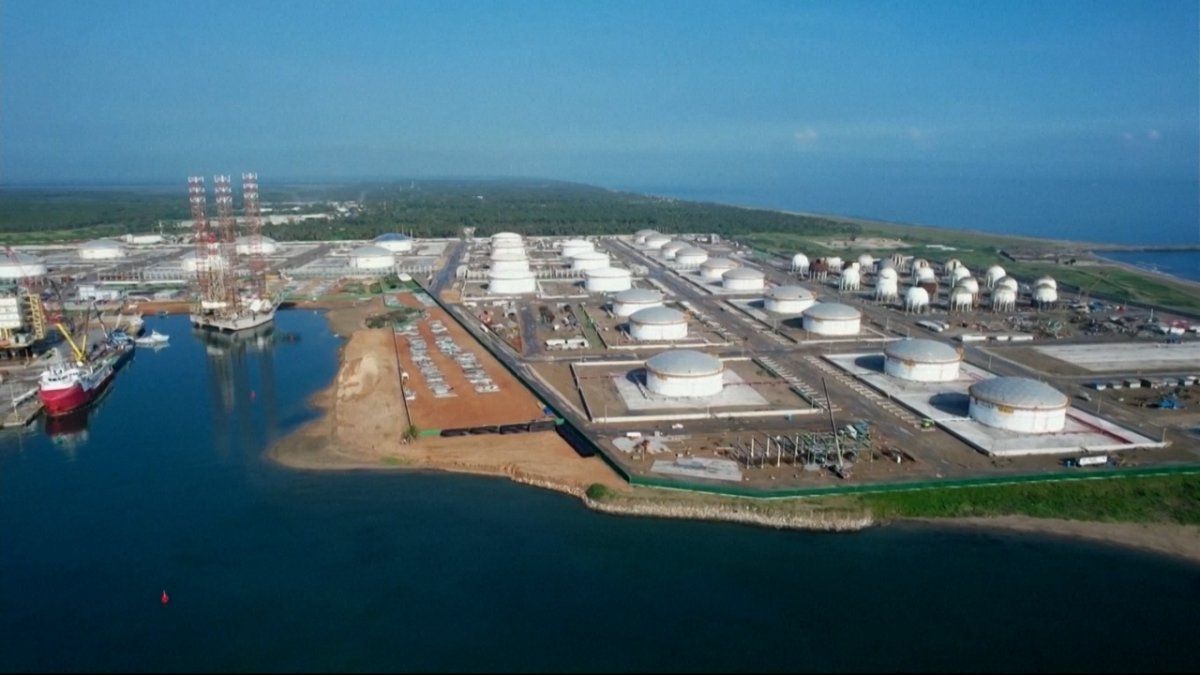 Presidente de México inaugura refinería con miras a la autosuficiencia de combustibles