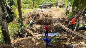 Alcalde Mayer Mizrachi supervisa construcción de puente peatonal en Alcalde Díaz.