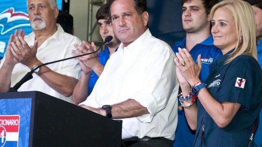 Navarro viaja a El Salvador para toma de posesión de Sánchez Cerén