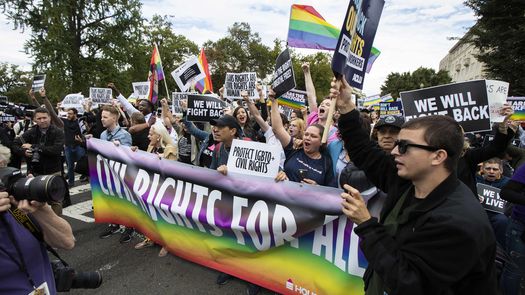 Juez prohíbe aplicar leyes LGBTQ en algunos estados de EE. UU.