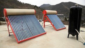 Actualmente, los calentadores solares de agua comercializados en e son importados.