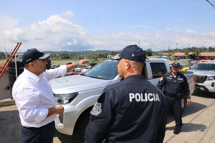 Policía Nacional realiza entrega de vehículos