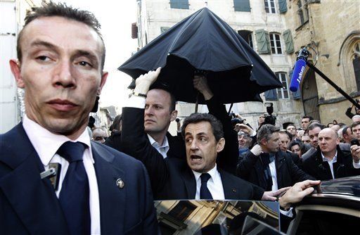 Presidente francés refugiado en bar ante las protestas
