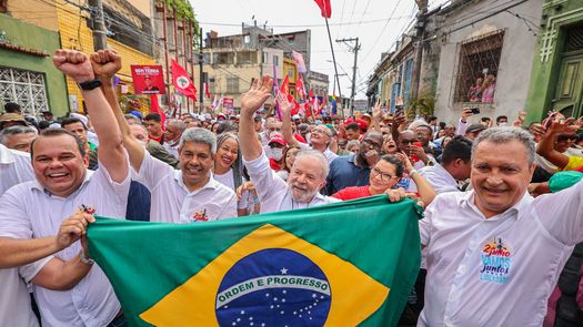 El expresidente de Brasil y candidato presidencial del Partido de los Trabajadores (PT), Luiz Inácio Lula da Silva , saluda a sus simpatizantes durante un mitin en Salvador.
