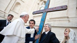 El papa bendice una cruz hecha con la madera de las barcazas de Lampedusa El papa bendice una cruz hecha con la madera de las barcazas de Lampedusa