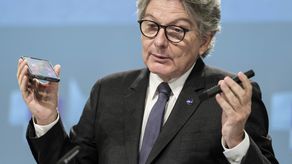 Bajo las nuevas normas, que regirán a partir de octubre de 2024, a los consumidores en la UE les bastará un cable USB Tipo-C para recargar artefactos electrónicos portátiles pequeños y medianos.