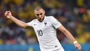 Critican a Karim Benzema por mascar chicle durante el himno nacional