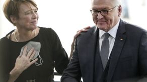A la derecha Frank-Walter Steinmeier, presidente de Alemania.