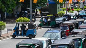 Sri Lanka está sumida en la peor crisis económica de su historia, y sus 22 millones de habitantes tienen graves dificultades para conseguir alimentos, combustible y medicinas.