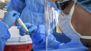 Personal de salud de Panamá realiza pruebas para detectar la COVID-19.