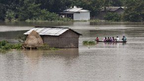 Suben a 218 los muertos por el monzón en el sur de Asia