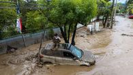 Lluvias intensas causan aluvión que arrastra vehículos. Lluvias intensas causan aluvión que arrastra vehículos.