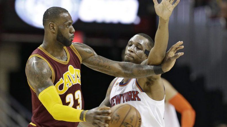 Irving y James guían a Cavaliers a triunfo sobre Knicks
