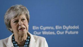 May busca pacto para Brexit ante la presión para renunciar