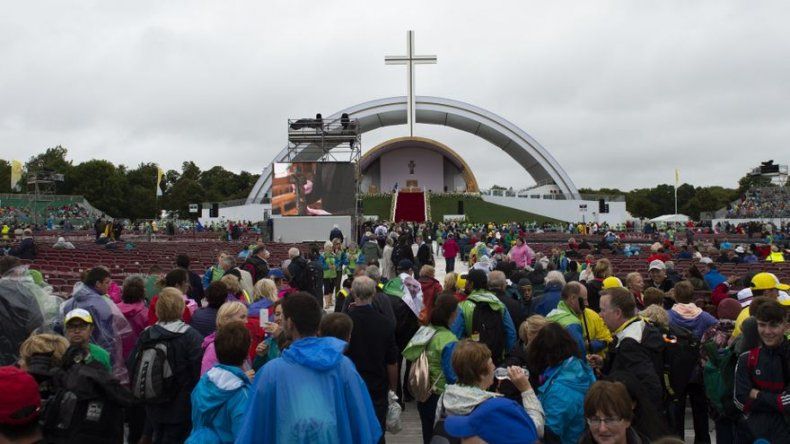 Música, bailes y encuentros de peregrinos amenizan la misa de despedida papal