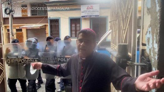 Policía de Nicaragua se lleva con violencia a obispo crítico de Ortega
